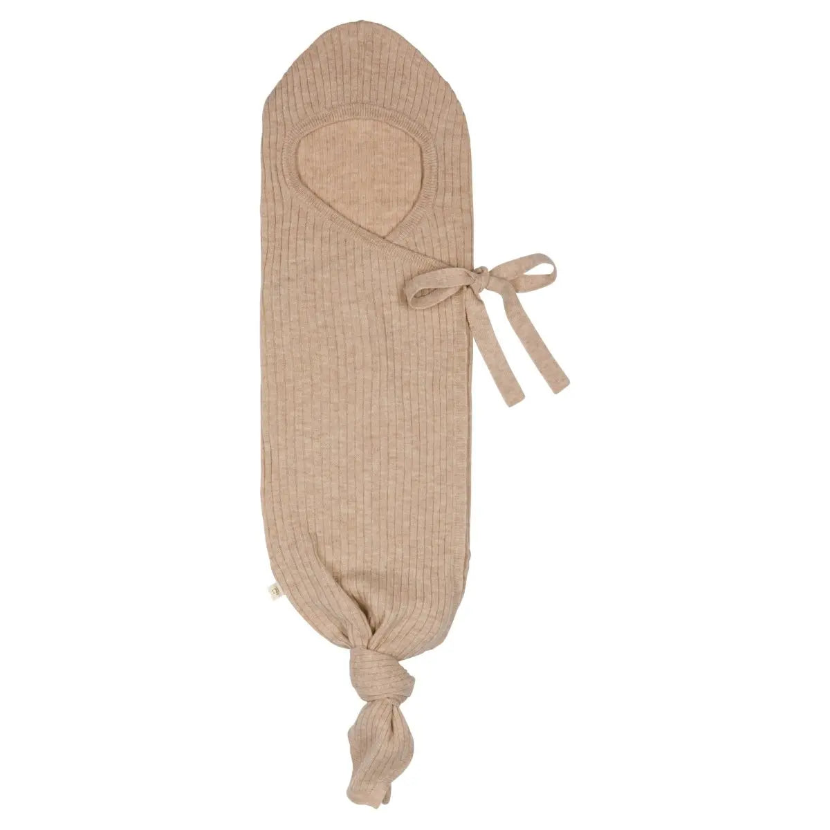 Baby coccon van zacht beige merinowol met hoodie en omslag. Om je baby rust en begrenzing te geven.