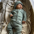 Bild in Galerie-Betrachter laden, Baby in sage groene Moalie outfit van merinowol en cashmere