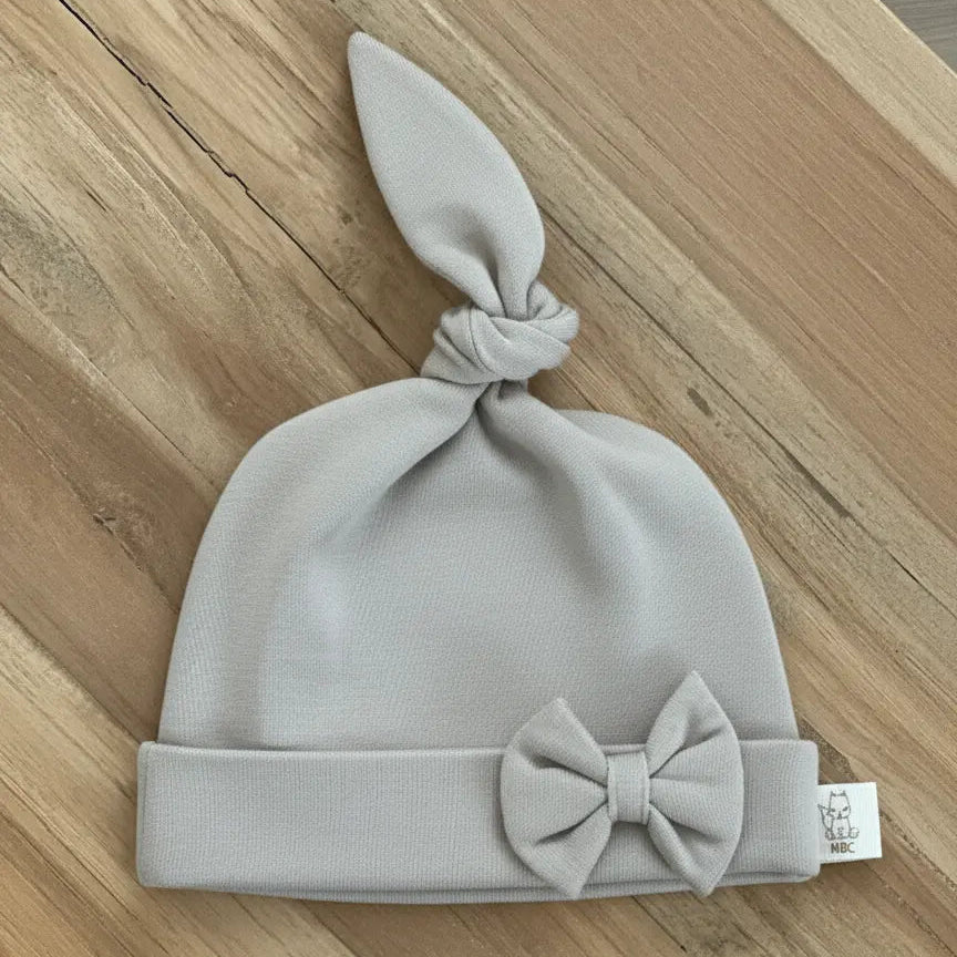 Newborn mutsje met strikje in taupe kleur