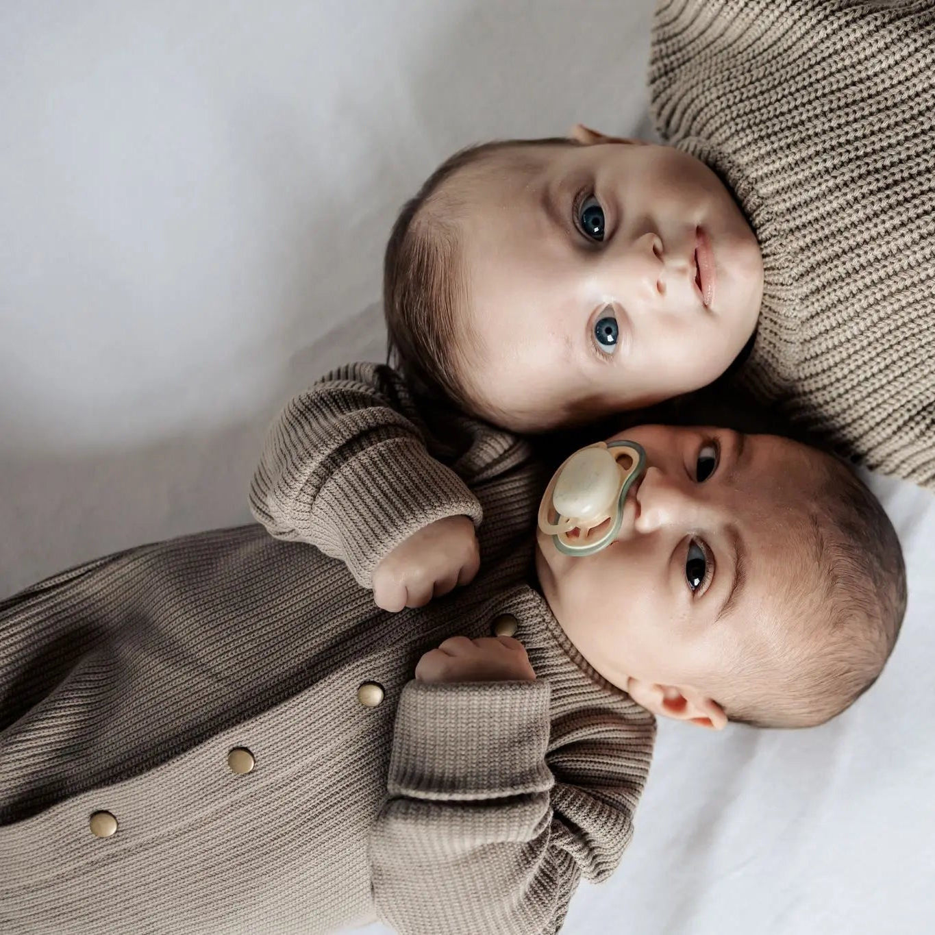 Boxpakje van gebreide stof in taupe kleur