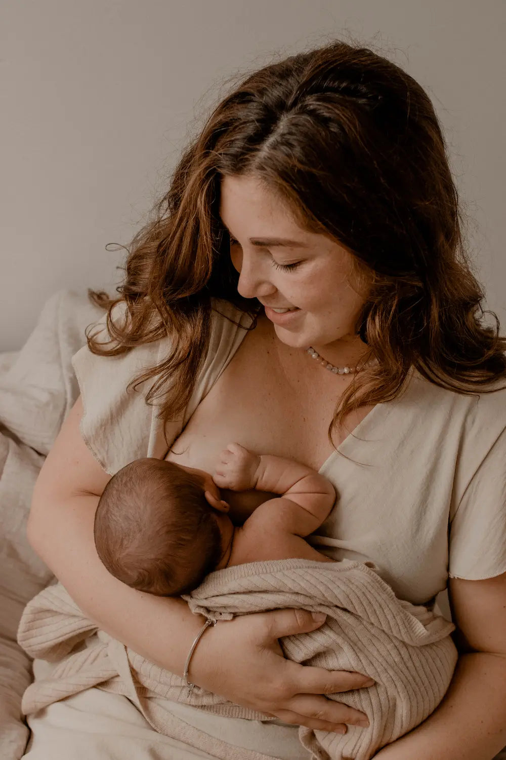 De Wrap snuggle houdt je abby warm tijden s het voeden