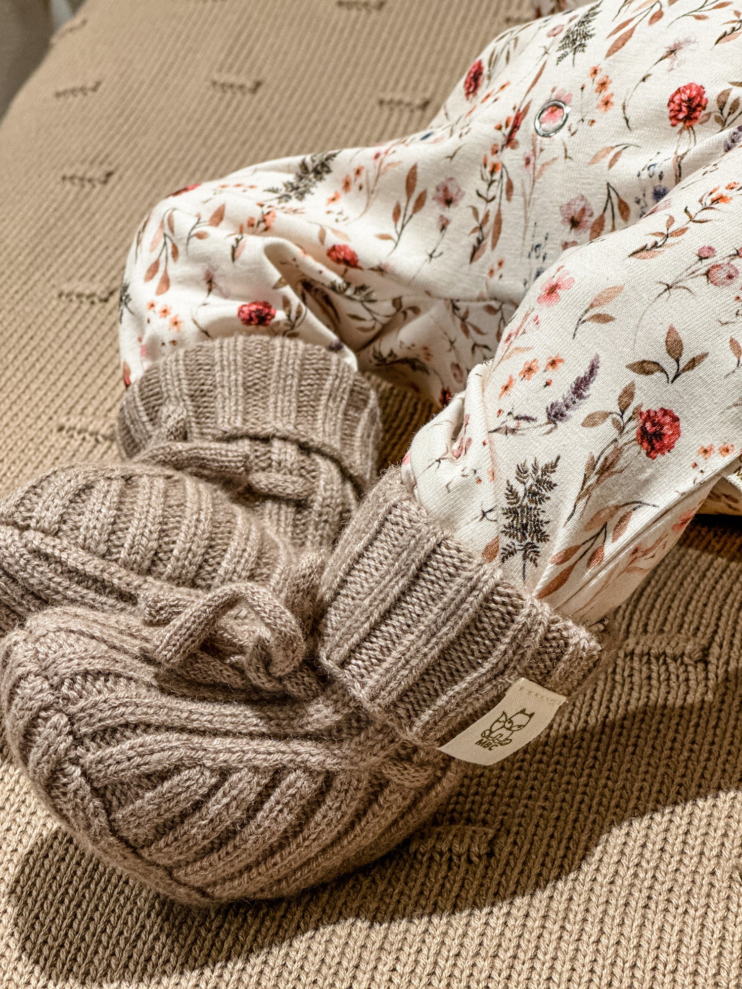 baby voetjes in merinowollen slofjes in klei kleur