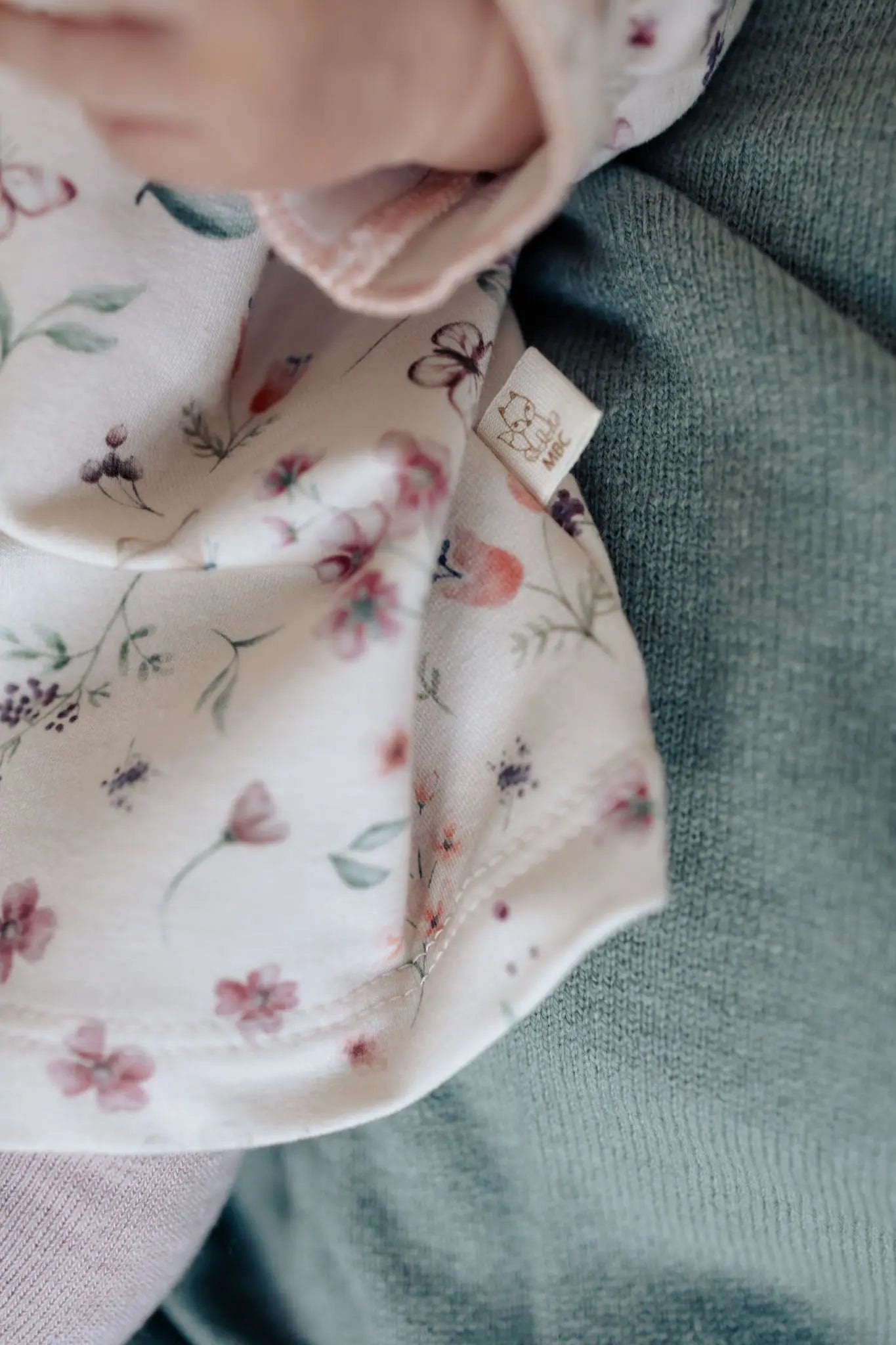 detail foto van Moalie label aan gebloemd jurkje.