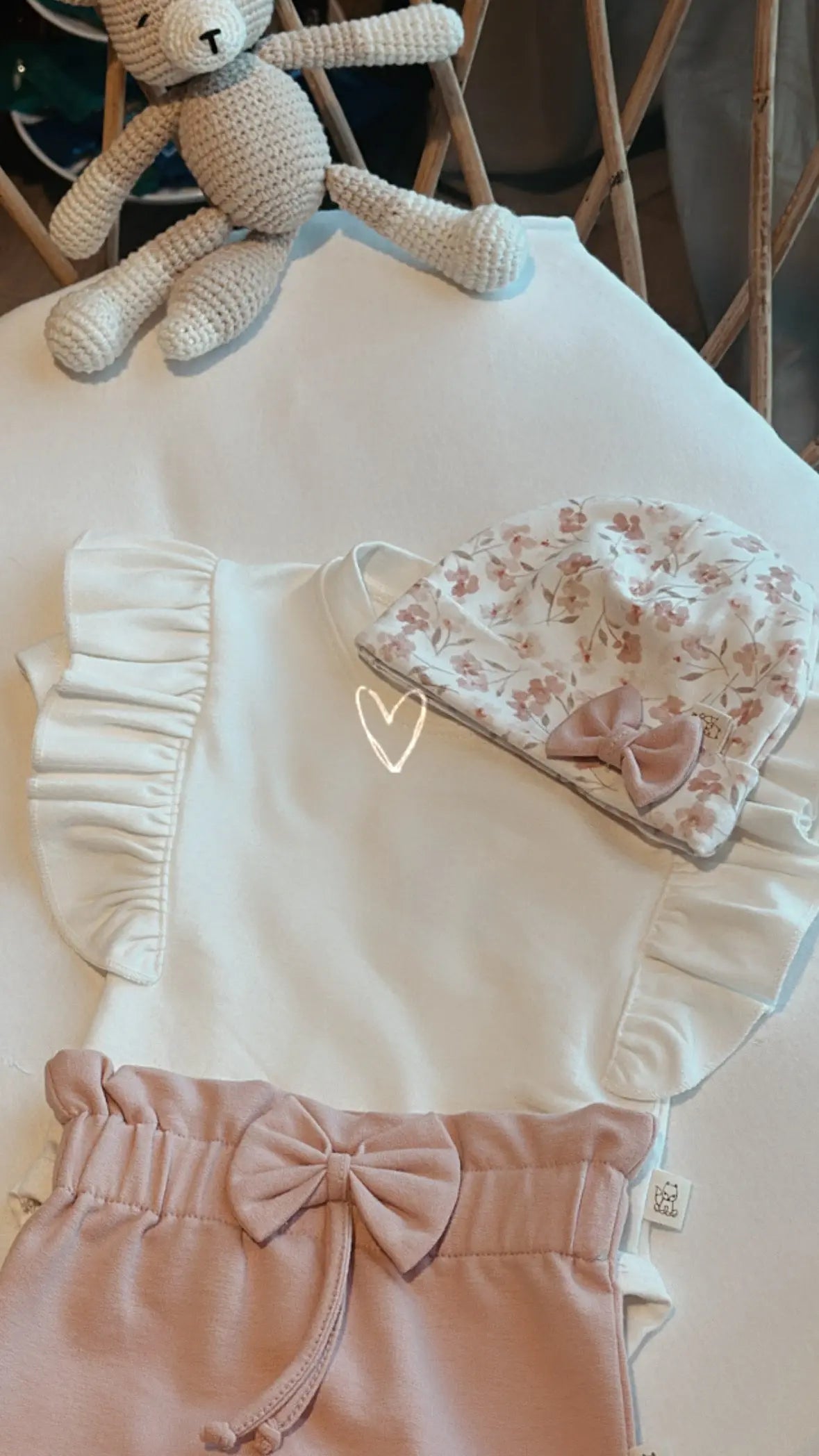 Newborn mutsje Pink Flowers Moalie