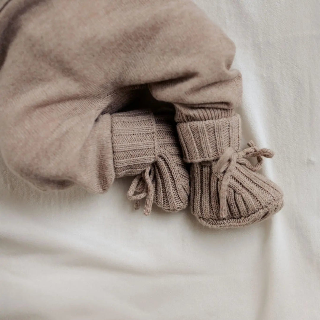 wollen baby broekje en newbor slofjes in beige Sienna kleur