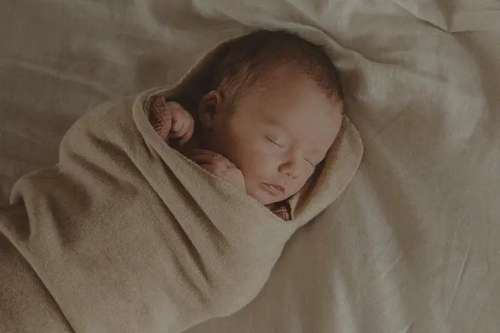 slapende baby in wollen cocon van Moalie