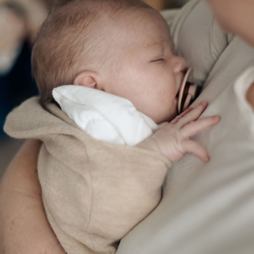 Darmkrampjes en reflux bij je baby – wat je écht moet weten (en wat niet)