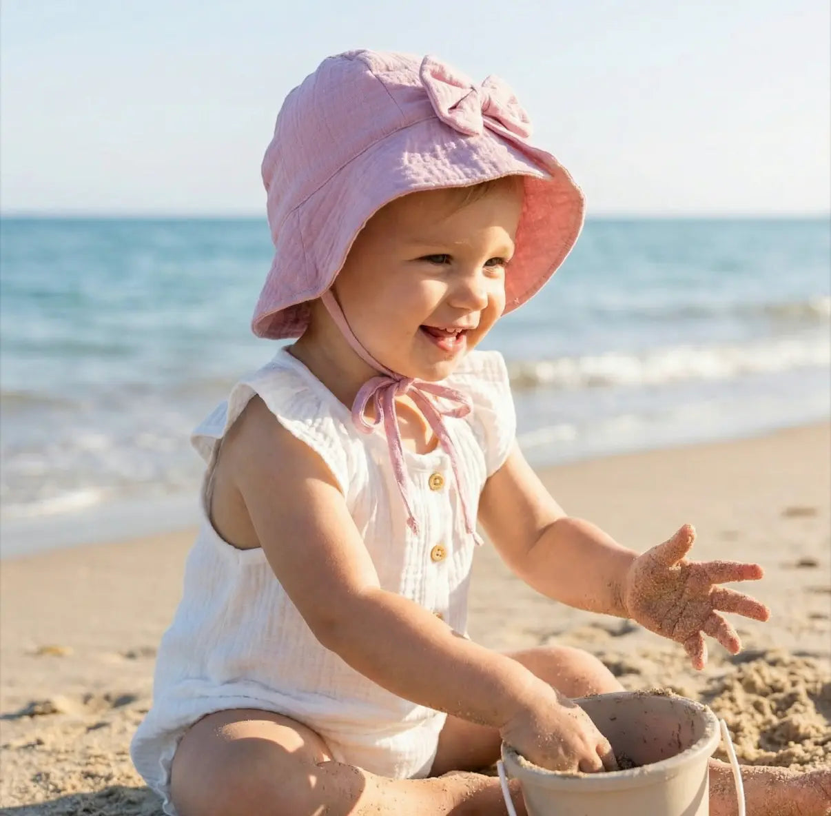 baby in gebloemde bloomers met ruffles en strikje