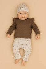 baby isn 3 delig geboortepakje van Moalie. Legging en mutsje met blaadjes print en een ruffle longsleeve van bruine pointelle stof