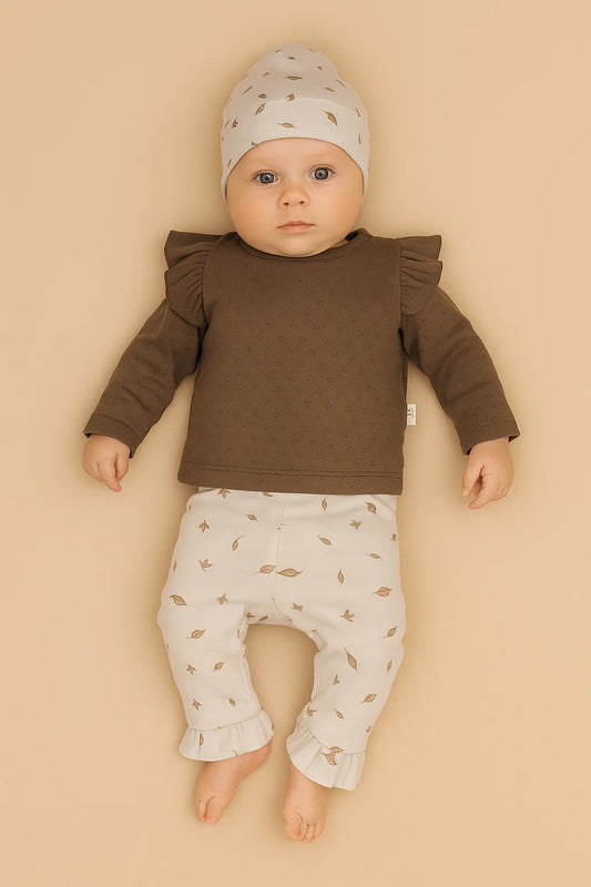 baby isn 3 delig geboortepakje van Moalie. Legging en mutsje met blaadjes print en een ruffle longsleeve van bruine pointelle stof
