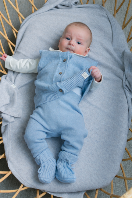 baby in licht blauwe outfit van merinowol en cashmere