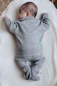 Bild in Galerie-Betrachter laden, Baby in grijs wollen outfit in buikligging waardoor de achterkant van het wollen truitje en broekje goed te zien zijn. 
