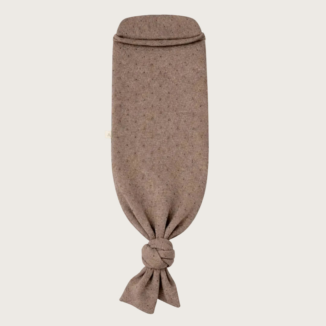 Product foto van baby cocoon Snuggle coco van licht bruine  pointelle merinowol. 