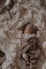 Slapende baby in merinowollen cocoon.  De cocoon heeft een overslag waardoor deze makkelijk is in gebruik 
