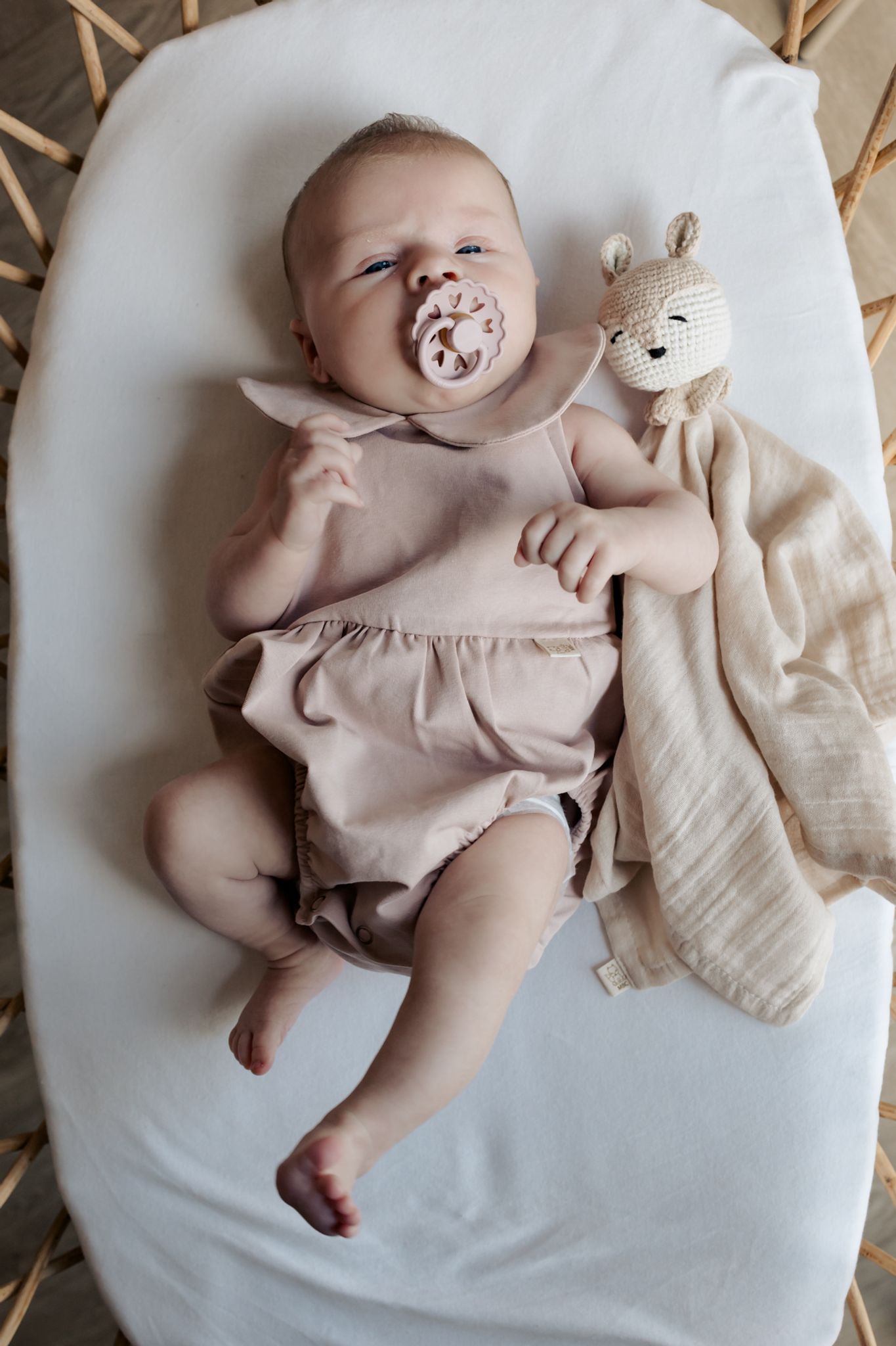 Baby draagt oud roze zomerpakje van Moalie