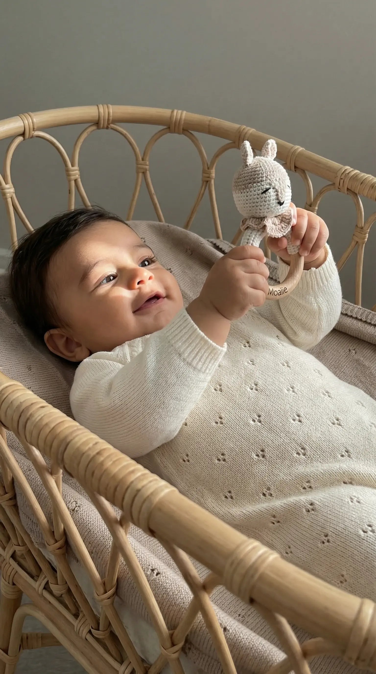 Baby in off white gebreid katoenen boxpakje 