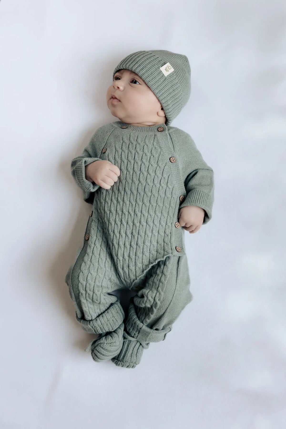 Baby in wollen outfit van Moalie Sage groen