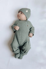 Baby in wollen outfit van Moalie Sage groen