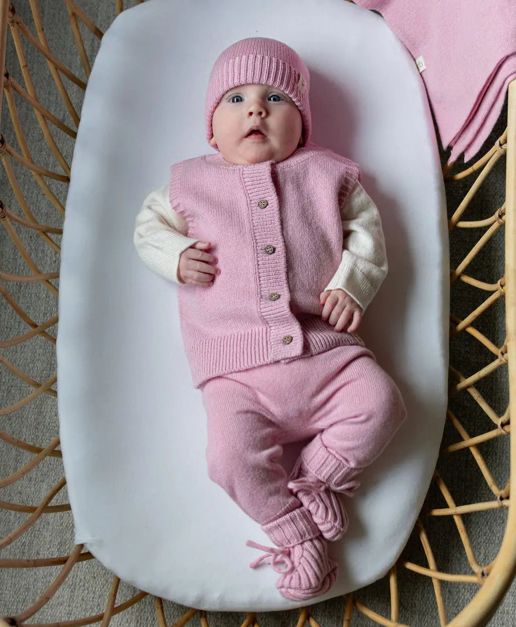 baby in zacht roze outfit van merinowol en cashmere 