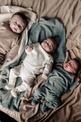 Bild in Galerie-Betrachter laden, drie baby's in wollen Moalie outfit in beige, creme en sage kleur 
