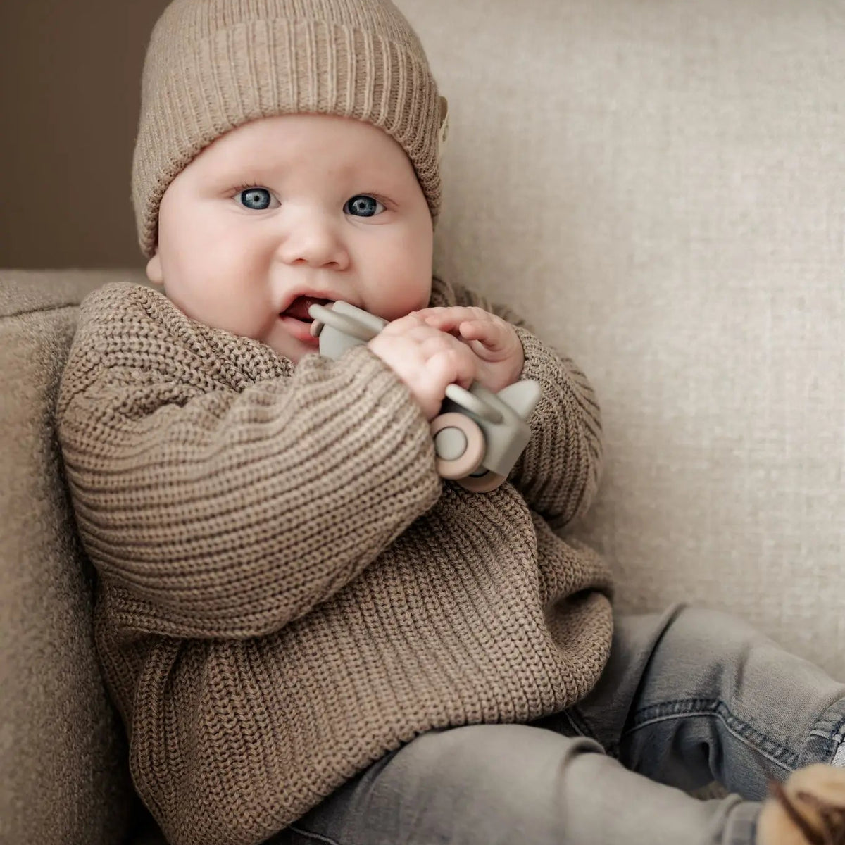 Beanie__Bigknit_sweater_camel