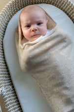 baby liggend in beige baby cocoon van merinowol