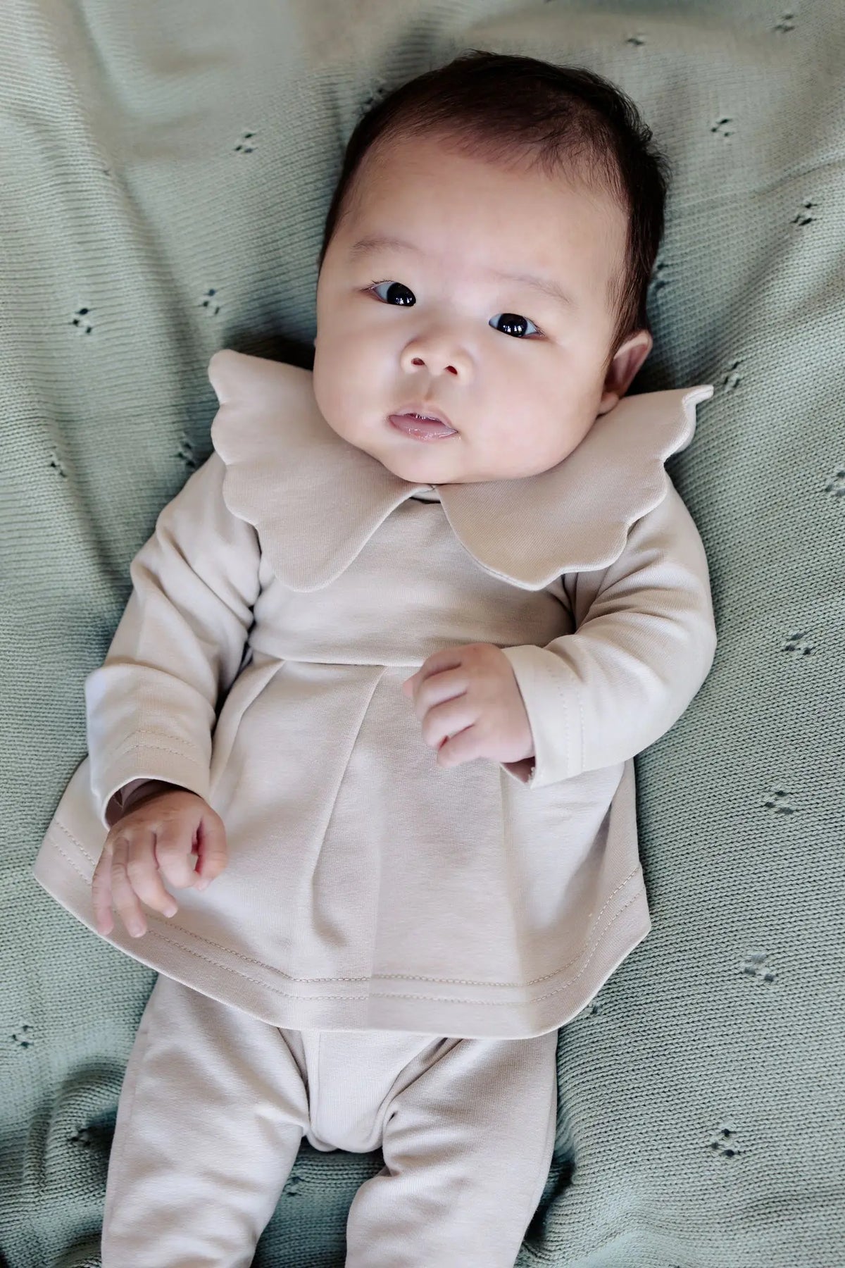 Baby in Moalie outfit: Beige tunike met geschulpte kraag 