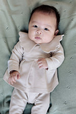 Baby in Moalie outfit: Beige tunike met geschulpte kraag 