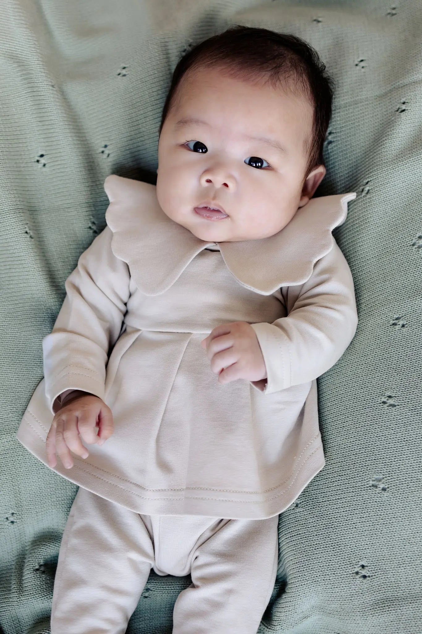 Baby in Moalie outfit: Beige tunike met geschulpte kraag 