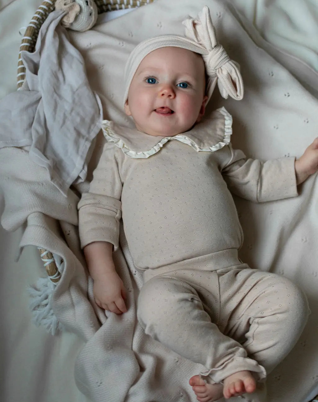 Beige meisjes outfit in pointelle katoen met grote kraag 