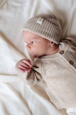 Beige wollen mutsje voor newborns en prematuren