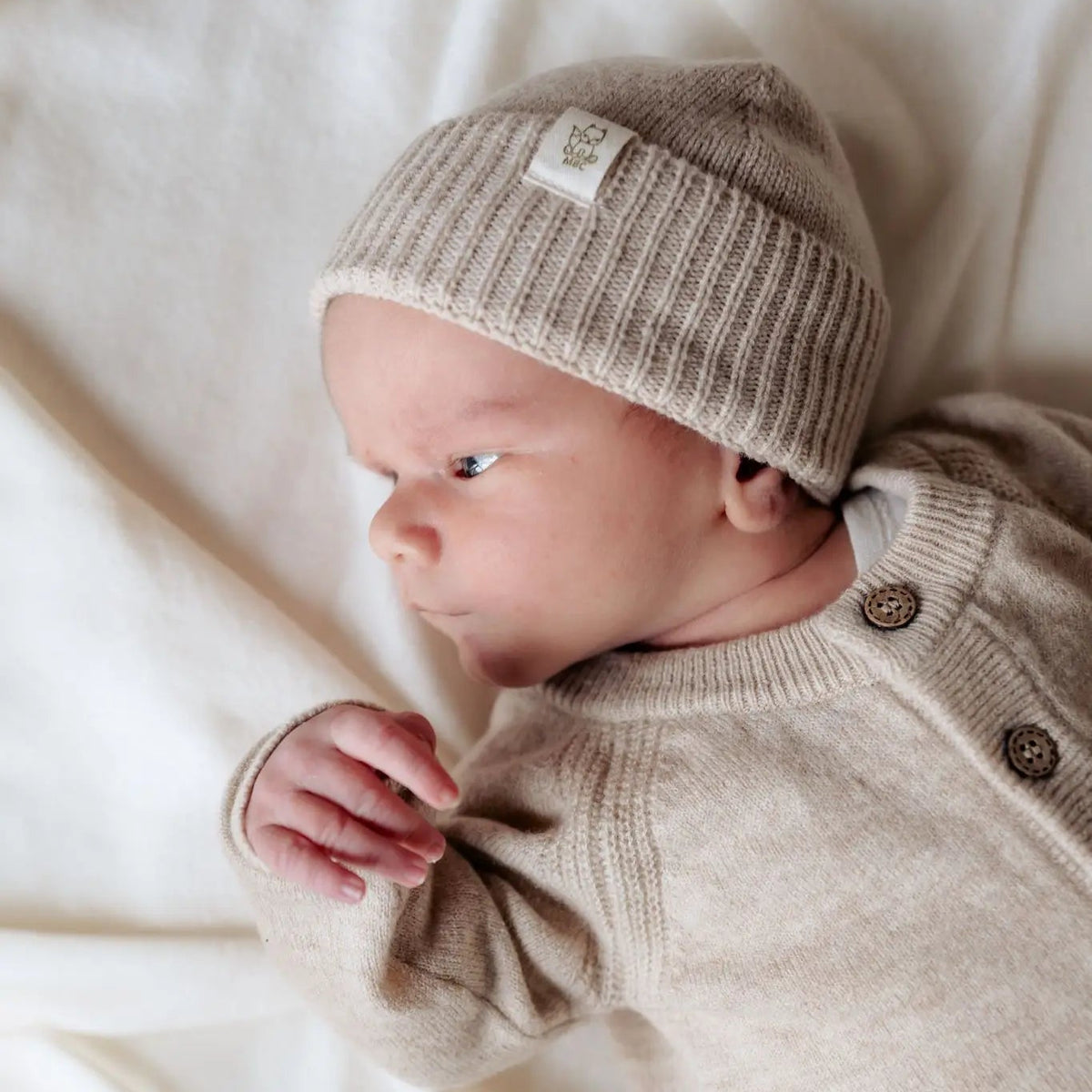 Beige wollen mutsje voor newborns en prematuren