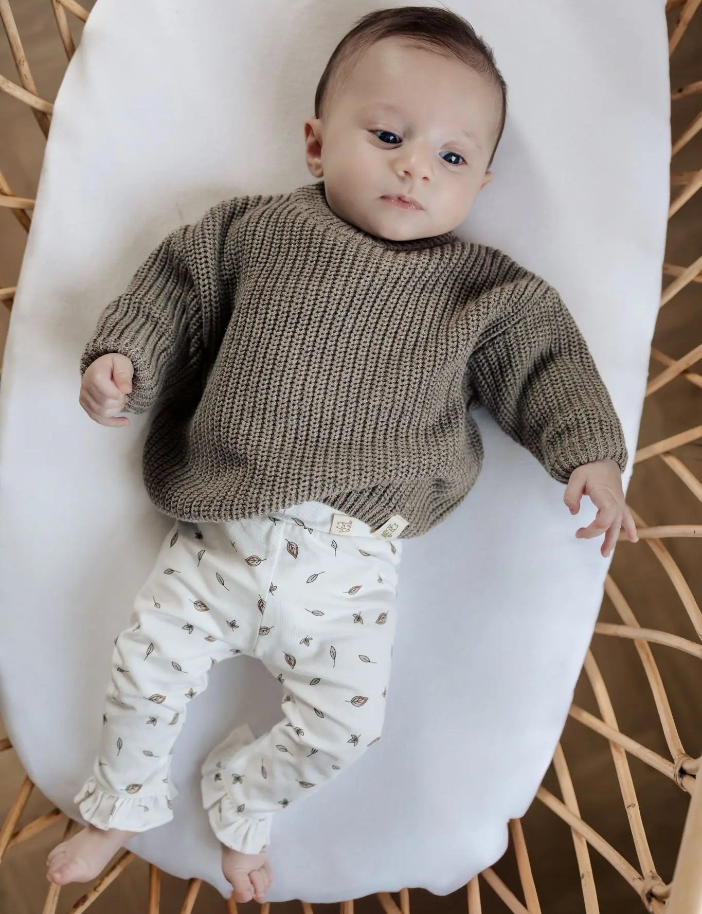 Legging Hojas – legging suave para bebé y niño pequeño con estampado de hojitas y volantes