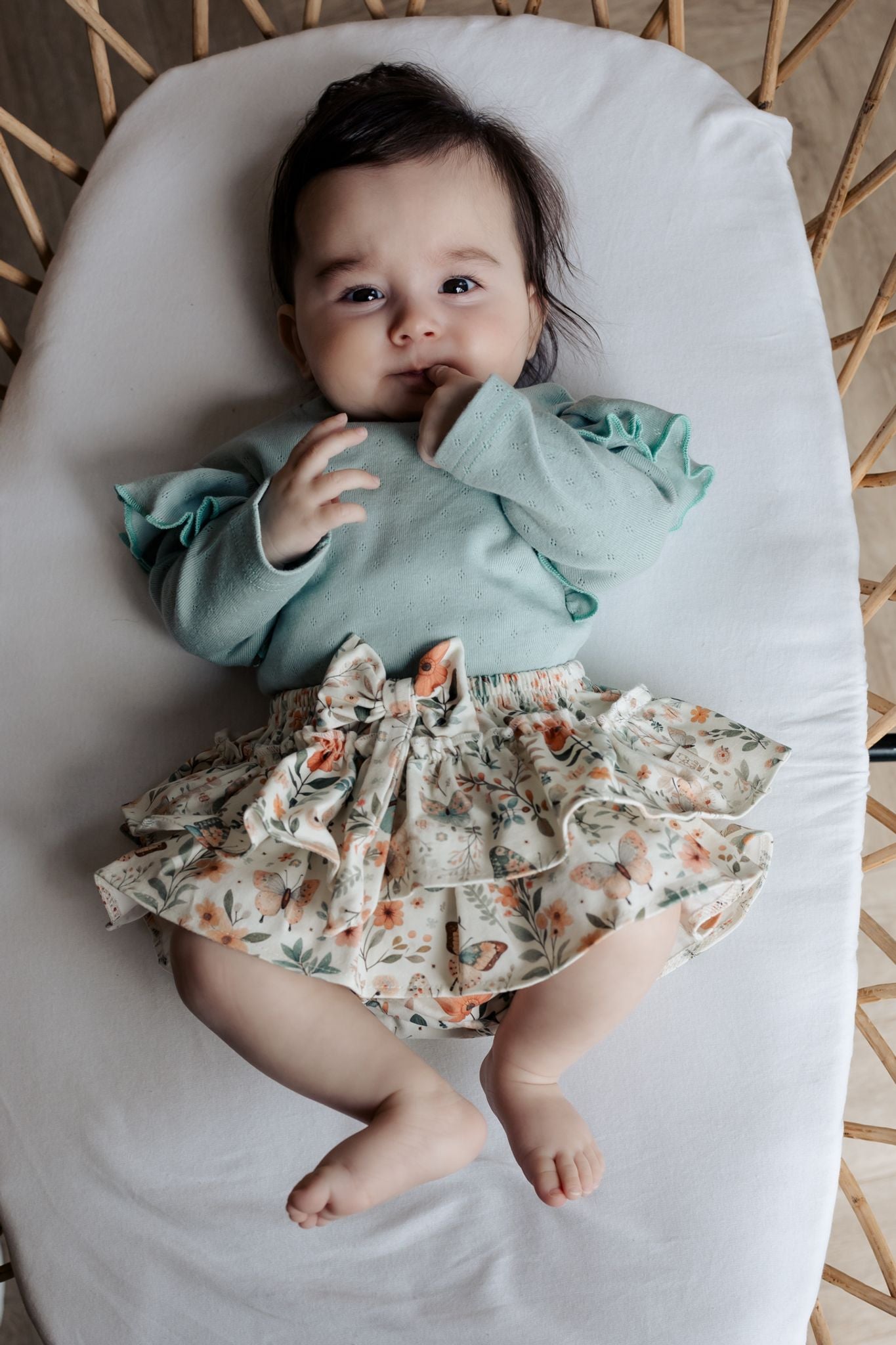Baby in gebloemde bloomers met strikje en ruches