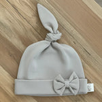 Newborn mutsje met strikje in taupe kleur 