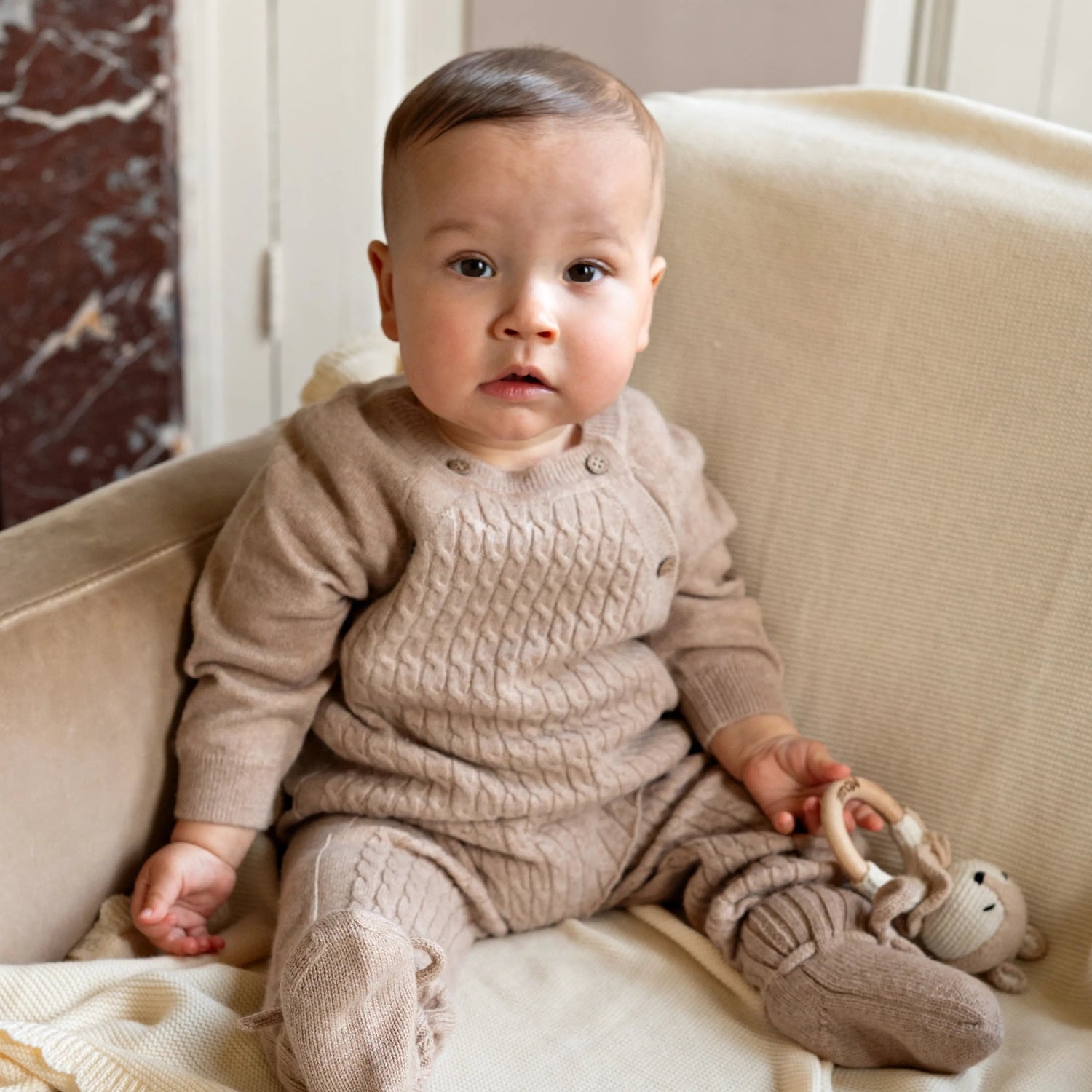 baby van 10 maanden in beige gebreid boxpakje van merinowol en cashmere in maat 74/80