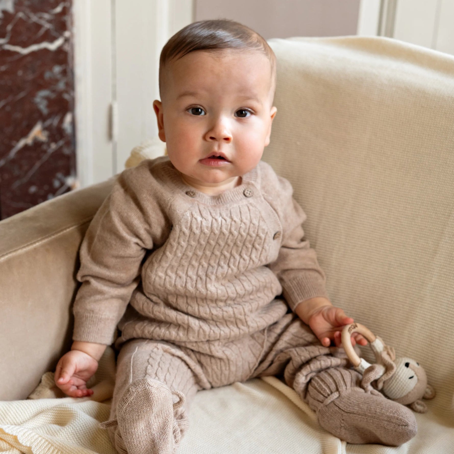 baby van 10 maanden in beige gebreid boxpakje van merinowol en cashmere in maat 74/80