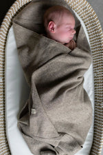 Slapende baby in bruine Rice Flower Merinowollen baby deken met cashmere 