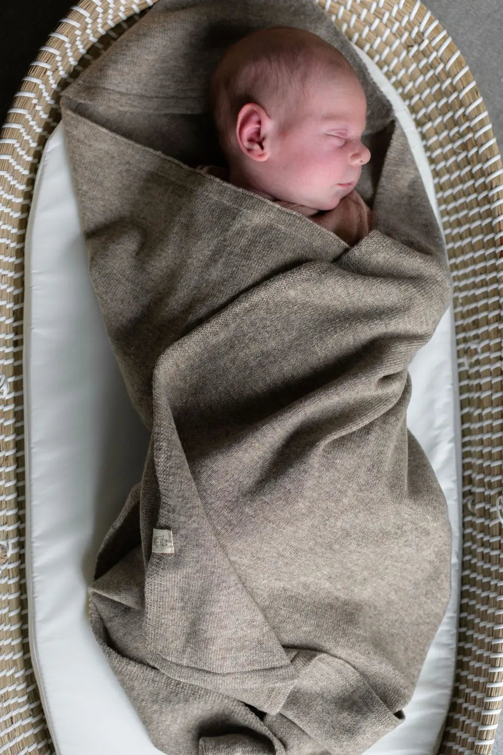 Slapende baby in bruine Rice Flower Merinowollen baby deken met cashmere 