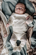 Bild in Galerie-Betrachter laden, Baby in creme kleurige wollen setje bestaande uit broek, trui en slofjes
