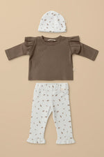 3 delig setje voor newborn baby. bestaande uit broekje met ruffle en newborn mutsje. Beide in witte stof met print van bruine blaadjes. Hierbij een bruine longsleeve, gemaakt van pointelle jersey en met ruffles op de schouders 