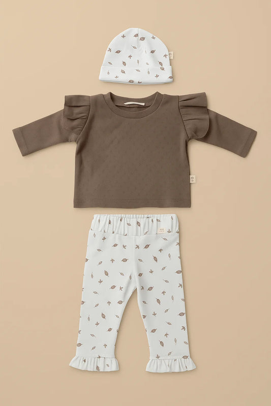 3 delig setje voor newborn baby. bestaande uit broekje met ruffle en newborn mutsje. Beide in witte stof met print van bruine blaadjes. Hierbij een bruine longsleeve, gemaakt van pointelle jersey en met ruffles op de schouders 
