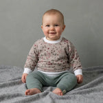 baby in gebloemde sweater en wollen sage groene broekje 