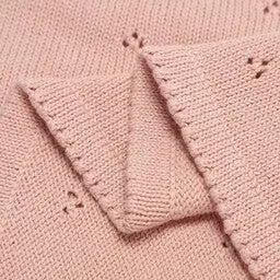 Detailfoto rosa gestrickte Wiegendecke