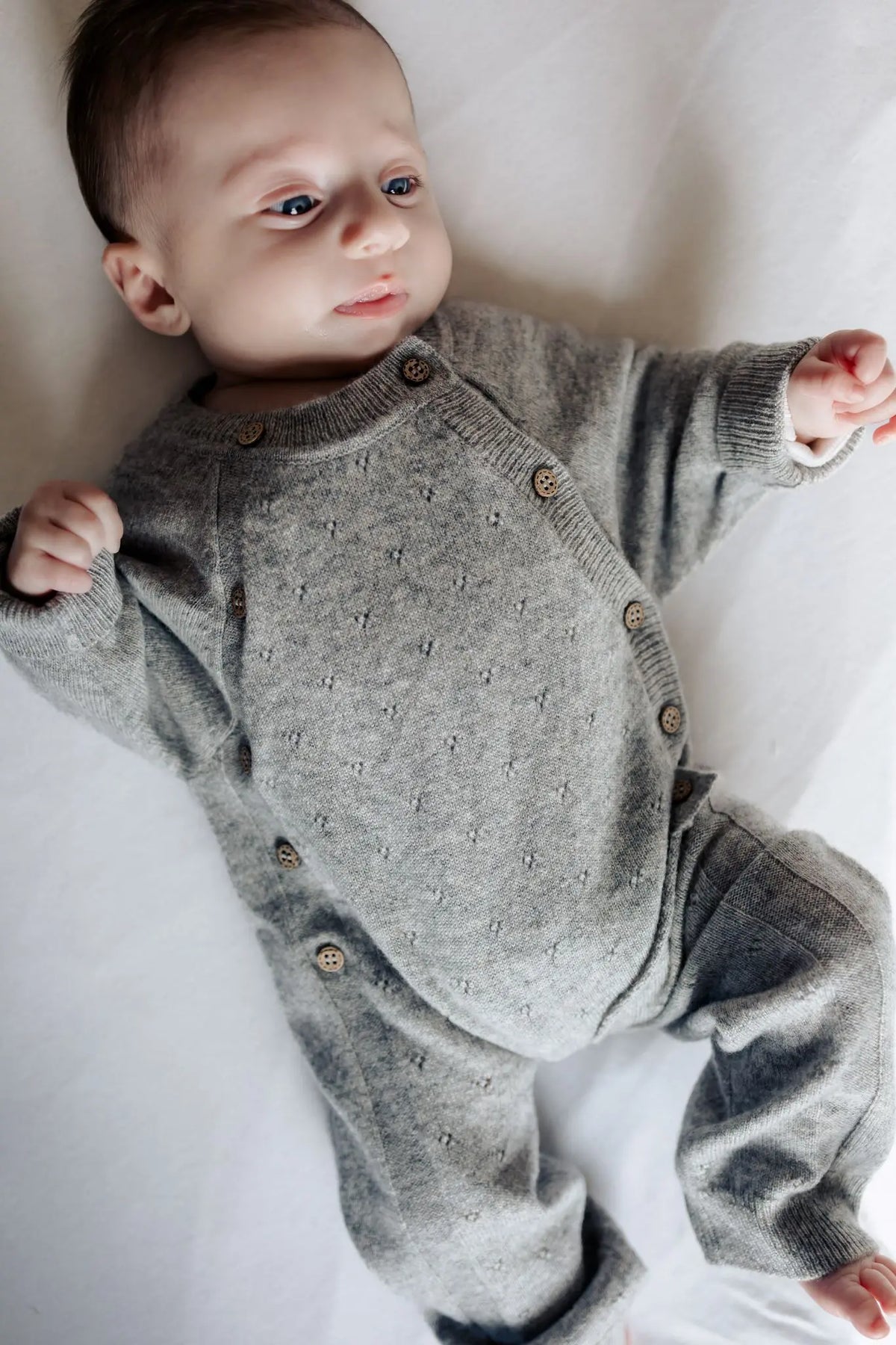 baby in grijs boxpakje van merinowol en kasjmier