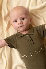 close up van baby in Groen zomer boxpakje met polokraagje 