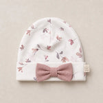 Handgemaakt gebloemd newborn mutsje met oud roze linen strikje 