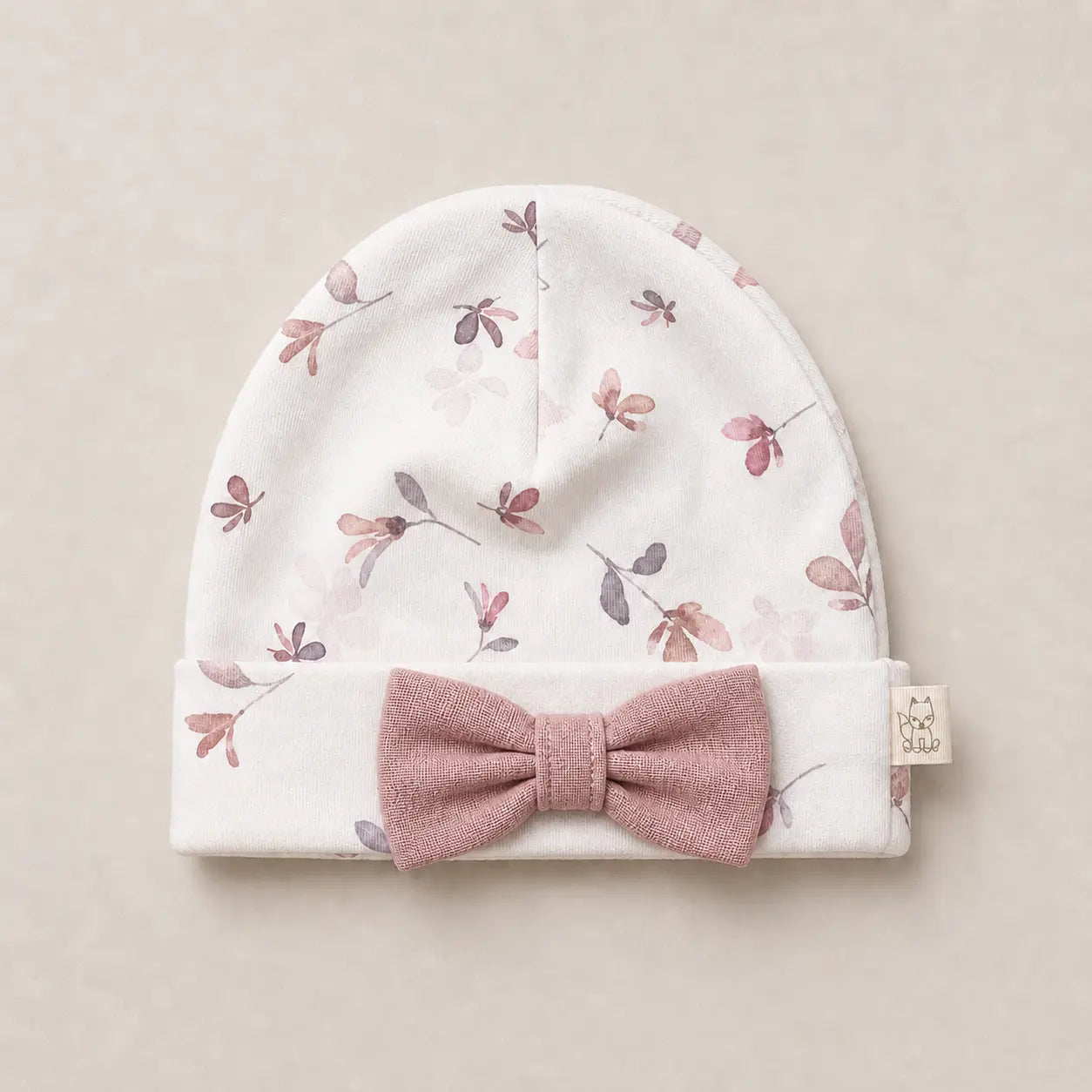 Handgemaakt gebloemd newborn mutsje met oud roze linen strikje 