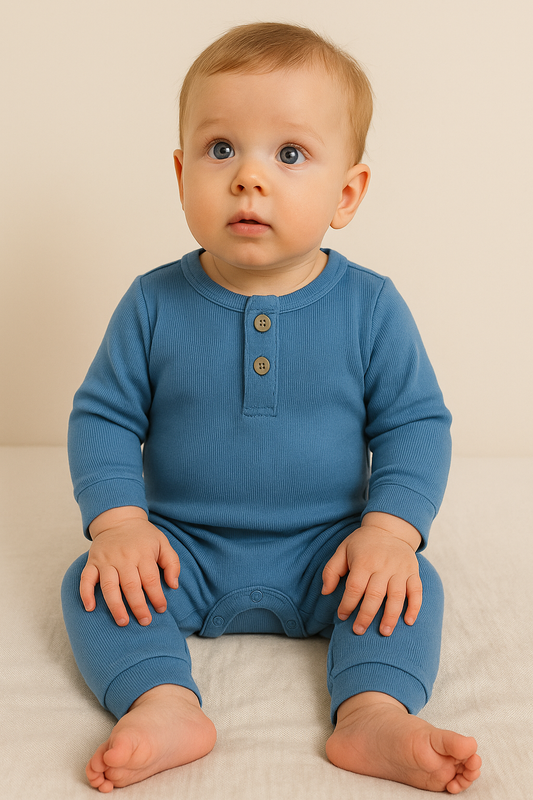 Baby in jeans blauwe jumpsuit van biologisch katoen 