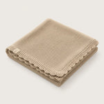 Katoenen wiegdeken beieg met geschulpte rand 